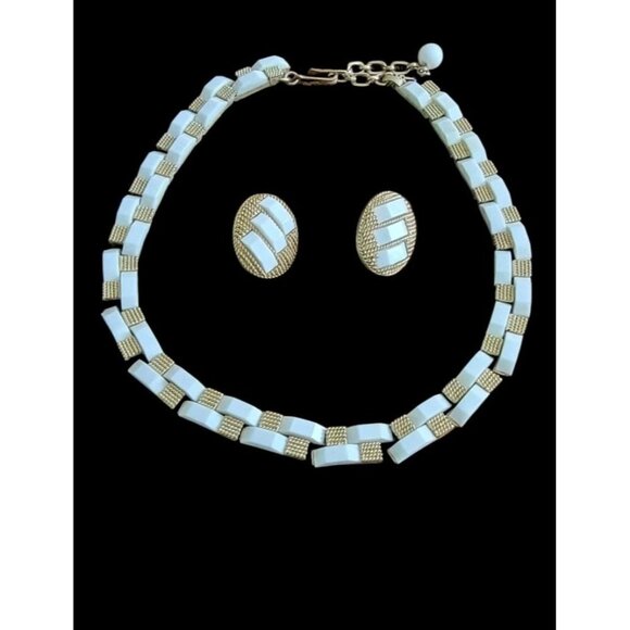 VINTAGE CROWN TRIFARI GOLD TONE COLLAR NECKLACE & Clip Earrings Set Choker MCM - Picture 1 of 11